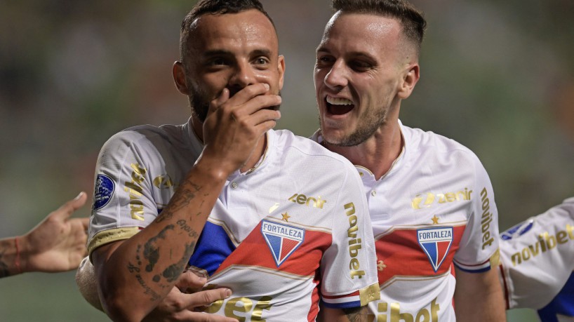 Pochettino e Guilherme comemorando gol do Fortaleza