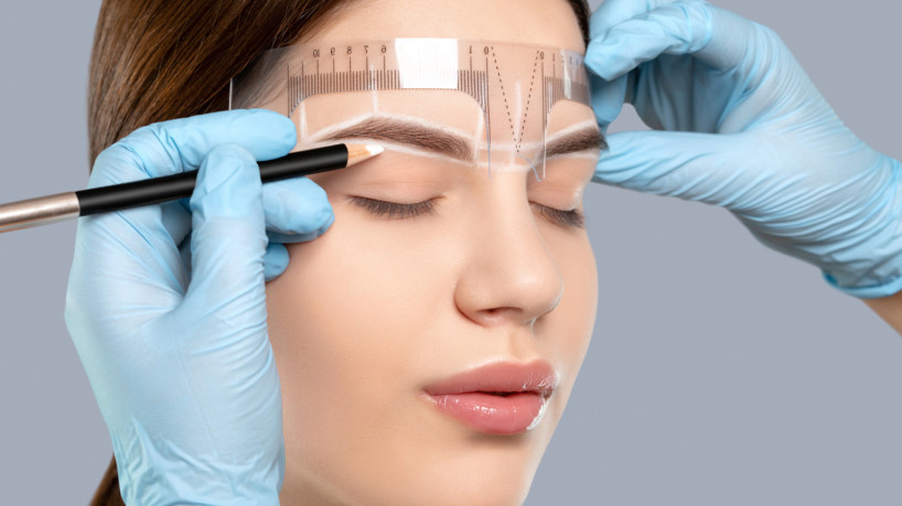 Micropigmentação de sobrancelhas ajuda a realçar o olhar (Imagem: dimid_86 | Shutterstock)