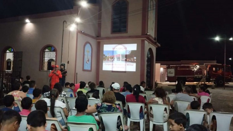 Praça de igreja em Canindé foi feita de sala de cinema para moradores 