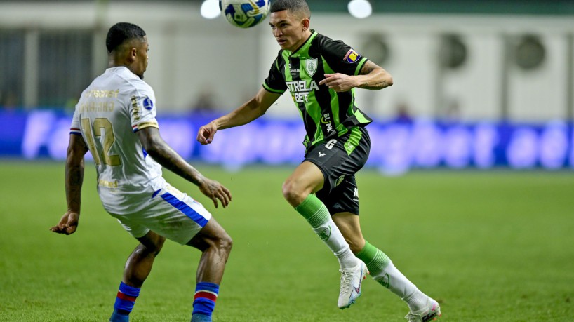 Marlon Lopes e Marinho disputam lance no jogo América-MG x Fortaleza, no Independência, pela Copa Sul-Americana 2023