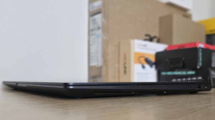 Com apar&ecirc;ncia discreta, Samsung Galaxy Book3 Ultra &eacute; excelente bom computador para trabalho, e tamb&eacute;m aguenta jogos com qualidade razo&aacute;vel