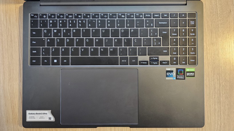 Teclado do Samsung Galaxy Book3 Ultra vem no padr&atilde;o ABNT2, com tecla &Ccedil;; trackpad &eacute; imenso