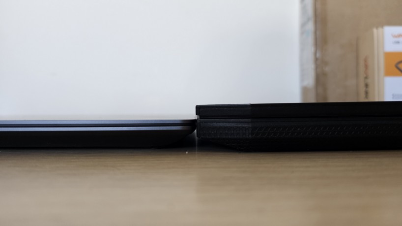 Samsung Galaxy Book3 Ultra &eacute; bem mais fino que outros notebooks; na foto, compara&ccedil;&atilde;o de espessura com o Acer Nitro AN515-54