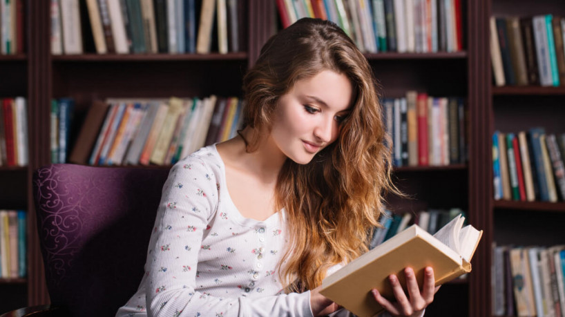 A poesia é uma arte milenal (Imagem: Valeriya Anufriyeva | Shutterstock)