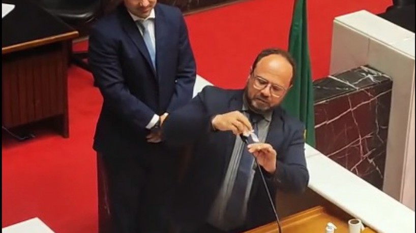 Deputado Leleco Pimentel limpa com álcool microfone que Bolsonaro usou