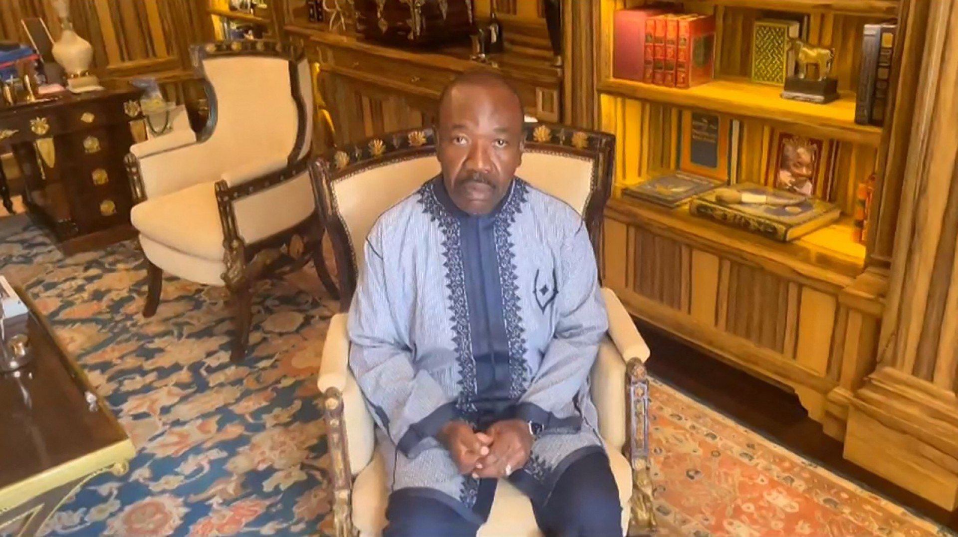 Esta captura de v&iacute;deo obtido em local n&atilde;o revelado pela AFPTV em 30 de agosto de 2023 mostra o presidente deposto do Gab&atilde;o, Ali Bongo Ondimba, conclamando "seus amigos ao redor do mundo a fazerem barulho" enquanto est&aacute; em pris&atilde;o domiciliar
