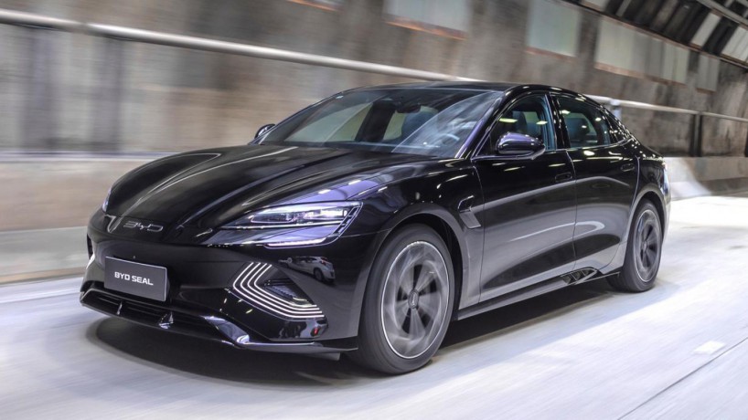 O BYD Seal chega ao mercado brasileiro custando R$ 296,8 mil na versão topo de linha. 