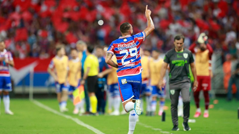 Guilherme comemora gol no jogo Fortaleza x América-MG, no Castelão, pela Sul-Americana 2023