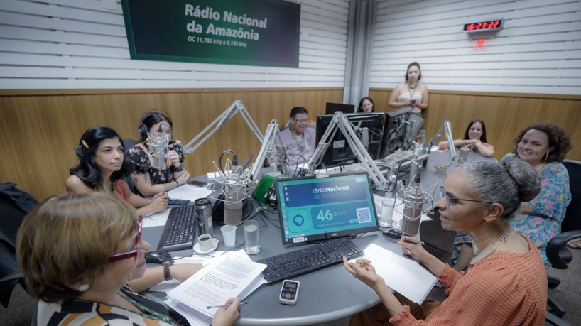 Brasília (DF), 01/09/2023, A ministra do Meio Ambiente, Marina Silva, concente entrevista a Rádio Nacional da Amazônia - AM, em comemoração aos 46 anos da rádio.  Foto: Rafa Neddermeyer/Agência Brasil