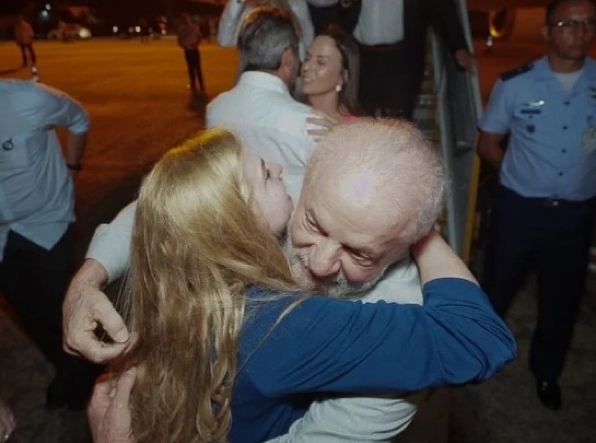 Luizianne abraça Lula na chegada dele a Fortaleza (Foto: Reprodução/Instagram Luizianne Lins)