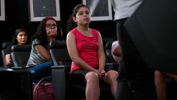 A estudante Raquel Lima, de 11 anos, foi ao planetário acompanhada da tia Gyselle Lima (logo atrás dela)