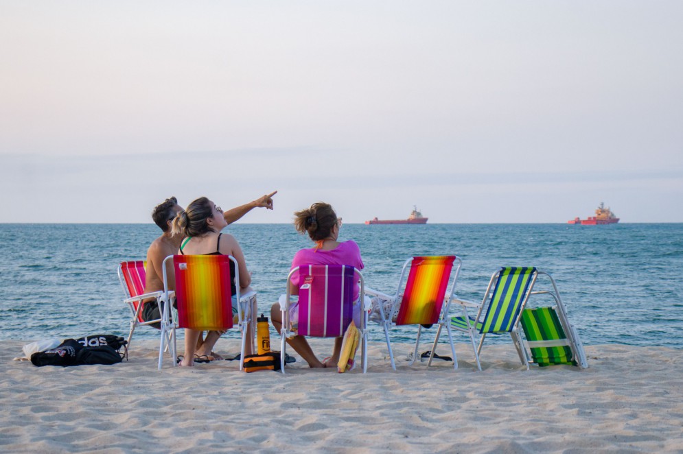 Na orla da avenida Beira Mar, fortalezenses e turistas levam cadeiras de praia para aproveitar o contato com a natureza 