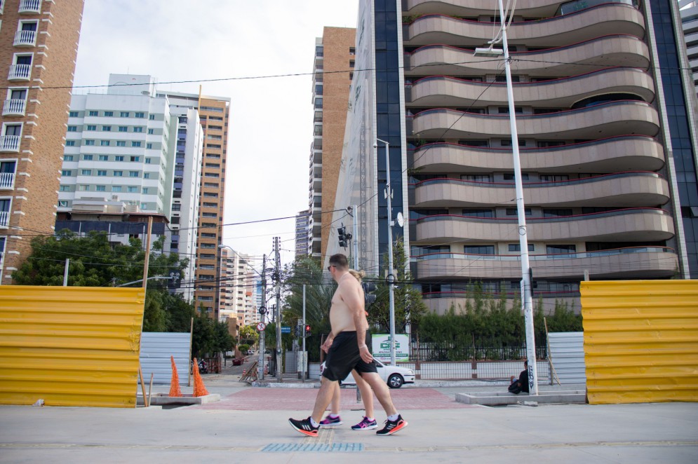 Tapumes e prédios altos são parte constante da paisagem na avenida Beira Mar, em Fortaleza 