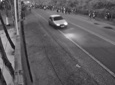  Imagens de câmeras de segurança registraram o momento em que o condutor avança na via em que era realizada a celebração 