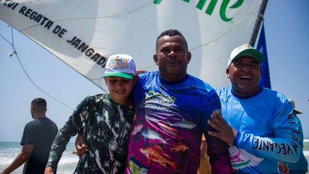 João Paulo Lima (centro) com o filho adolescente, que também foi tripulante da jangada vencedora da 1ª bateria da regata