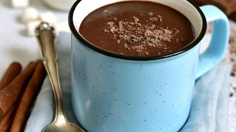 Chocolate quente com gemada (Imagem: Liliya Kandrashevich | Shutterstock) - Portal EdiCase