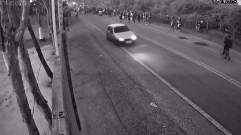 Imagens de câmeras de segurança registraram o momento em que o condutor avança na via em que era realizada a celebração
