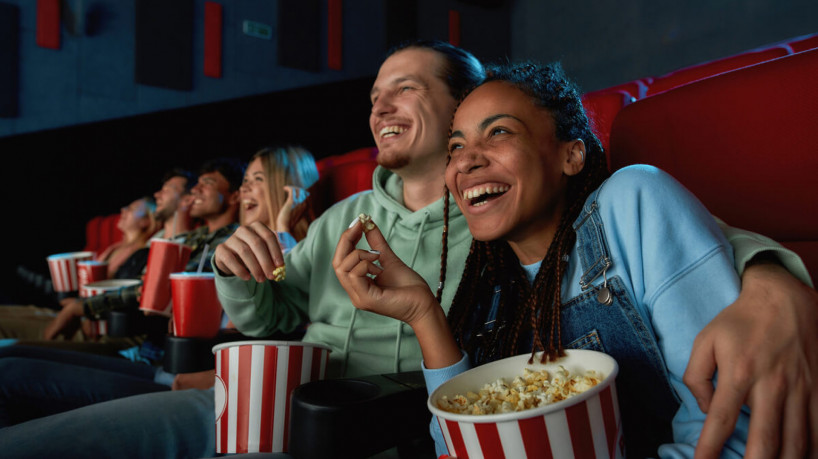 No cinema, personagens mostram qual o segredo para uma boa comunicação (Imagem: BAZA Production | Shutterstock)