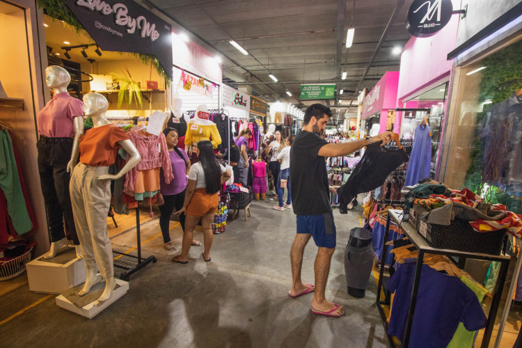 48,7% dos consumidores pretendem comprar itens de vestuário