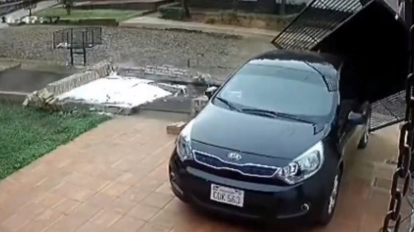 Homem derruba muro com carro ao dar ré para sair de garagem. Caso aconteceu no Paraguai