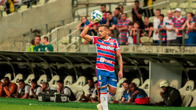 Lateral-esquerdo Bruno Pacheco no jogo Fortaleza x Santos, na Arena Castelão, pelo Campeonato Brasileiro Série A 2023