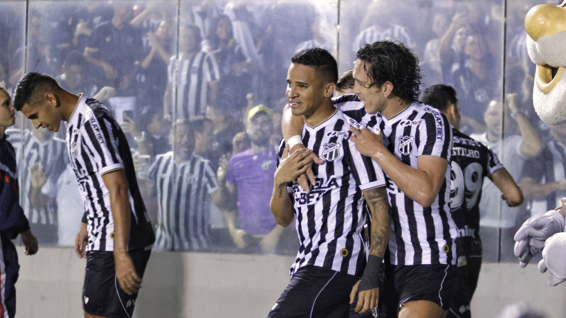 Erick e Nicolas comemoram gol no jogo Ceará x Londrina, no PV, pela Série B 2023