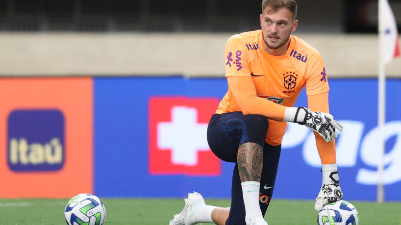 Goleiro Lucas Perri em treino da seleção brasileira no Estádio Mangueirão, em Belém