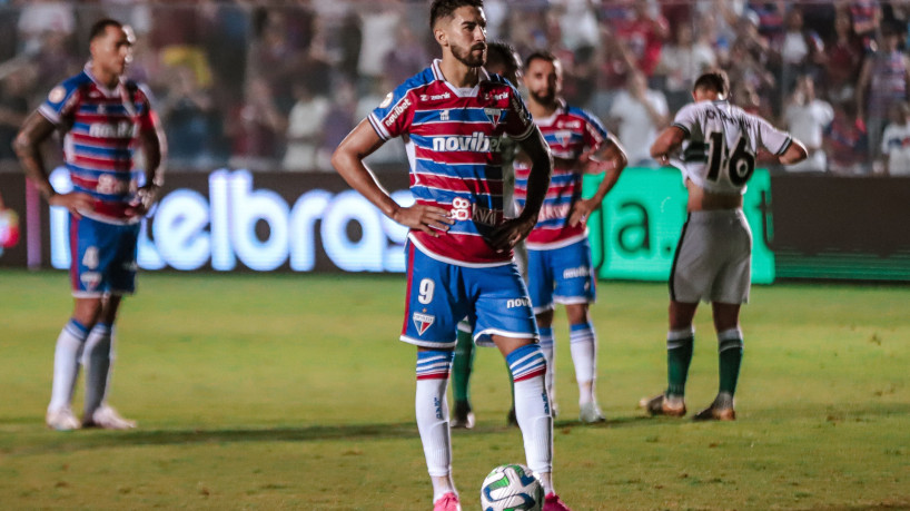 Atacante Lucero cobra pênalti no jogo Fortaleza x Coritiba, no PV, pelo Campeonato Brasileiro Série A 2023