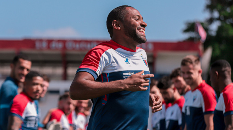 Lateral-direito Tinga em treino do Fortaleza no Centro de Excelência Alcides Santos, no Pici