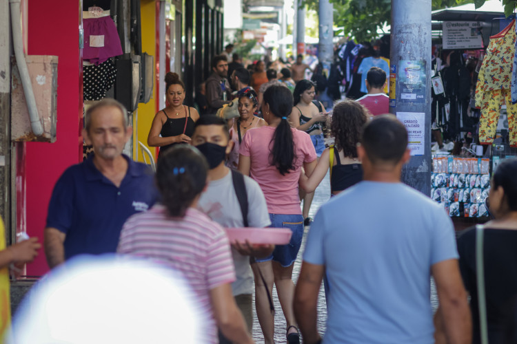 FORTALEZA-CE, BRASIL, 08-09-2023: Uso do cartão de Credito, Praça do Ferreira. (Foto: Aurelio Alves/O Povo)