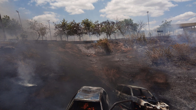 Incêndio atinge 23 veículos em Sobral, no pátio do Detran. Sem vítimas