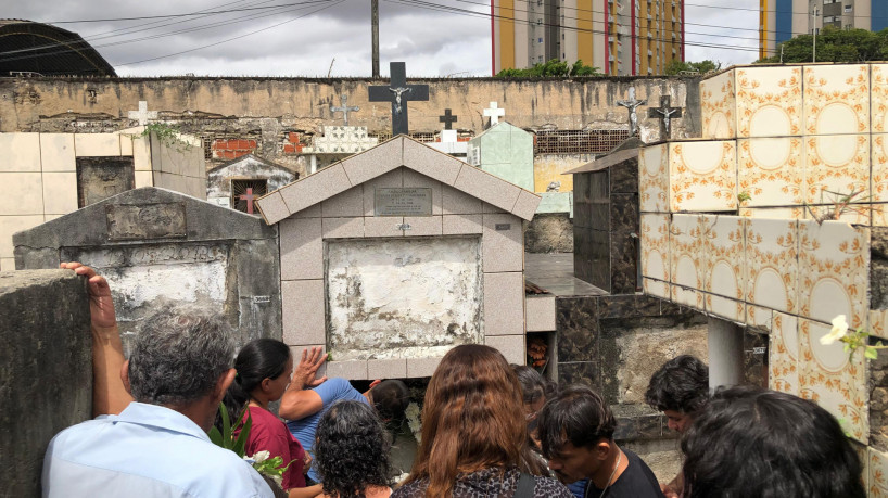 O corpo do menino Heitor Viana Kobayashi Silva, de 9 anos, foi velado e sepultado no Cemitério São José, no bairro Parangaba, em Fortaleza