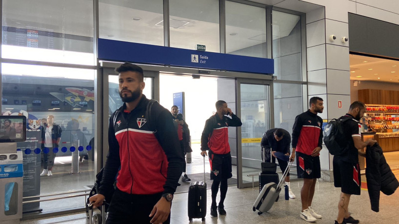 Atletas do Ferroviário durantem embarque em Porto Alegre