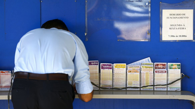 Apostadores fazem filas em casas lotéricas de Brasília. A Caixa Econômica Federal sorteia amanhã (12) a lotofácil da Independência.