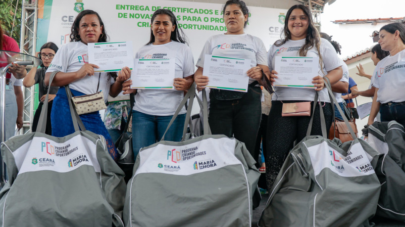 ￼40 ALUNOS receberam o certificado de conclusão do curso de doces e salgados