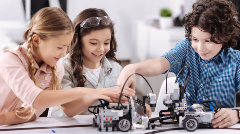 O aprendizado tecnológico desde cedo enriquece as habilidades das crianças (Imagem: Dmytro Zinkevych | ShutterStock)