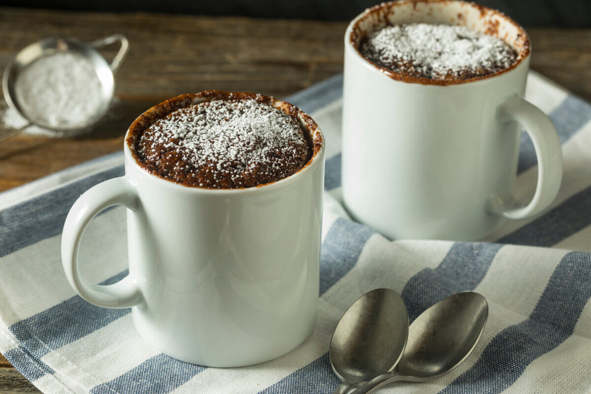 Brownie de caneca (Imagem: Brent Hofacker | Shutterstock)