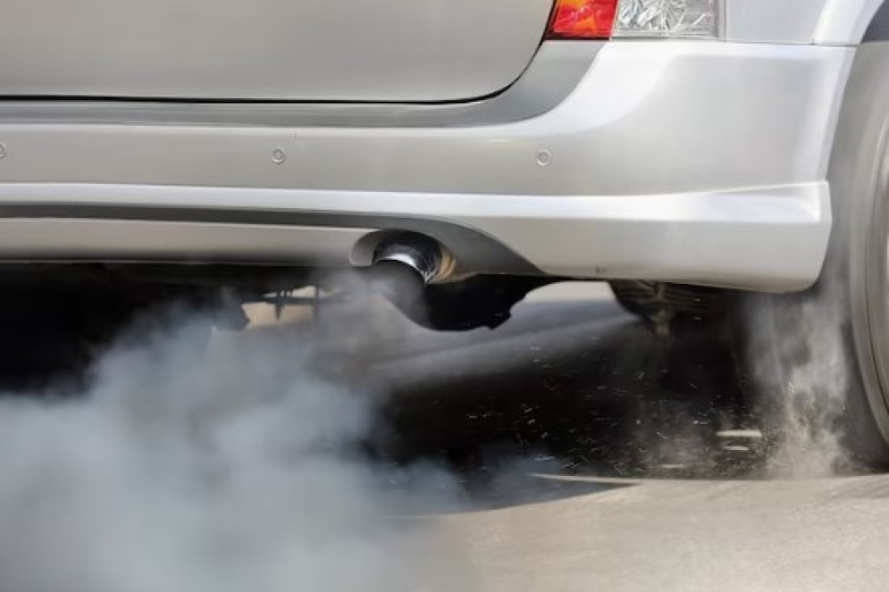 Os carros são grandes geradores de monóxido de carbono, mas os catalisadores usados na exaustão dos carros diminuem bruscamente sua emissão(Foto: Reprodução/ Freepik)