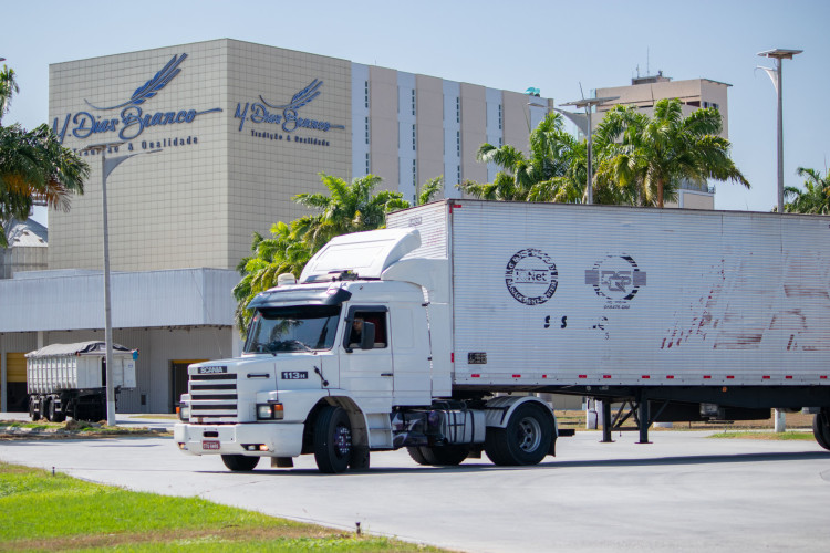 Volume de vendas total ficou praticamente est&aacute;vel, com ligeira queda de 0,7%