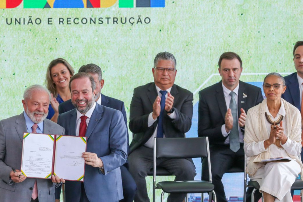 Brasília, DF 14/09/2023 O presidente Luiz Inácio Lula da Silva participa da cerimônia de assinatura do projeto de lei do Programa Combustível do Futuro, Presença do presidente da Câmara, Arthur Lira e dos ministros de Minas e Energia, Alexandre Silveira;  do Desenvolvimento, Indústria, Comércio e Serviços e vice-presidente Geraldo Alckmin; e dos Portos e Aeroportos, Silvio Costa Filho e do Meio Ambiente, Marina Silva   Foto: Fabio Rodrigues-Pozzebom/ Agência Brasil