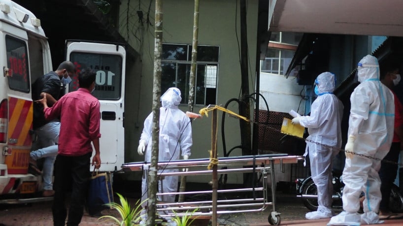 A Índia restringiu reuniões públicas e fechou algumas escolas no estado de Kerala, no sul, depois que duas pessoas morreram de Nipah, um vírus de morcegos ou porcos que causa febre mortal