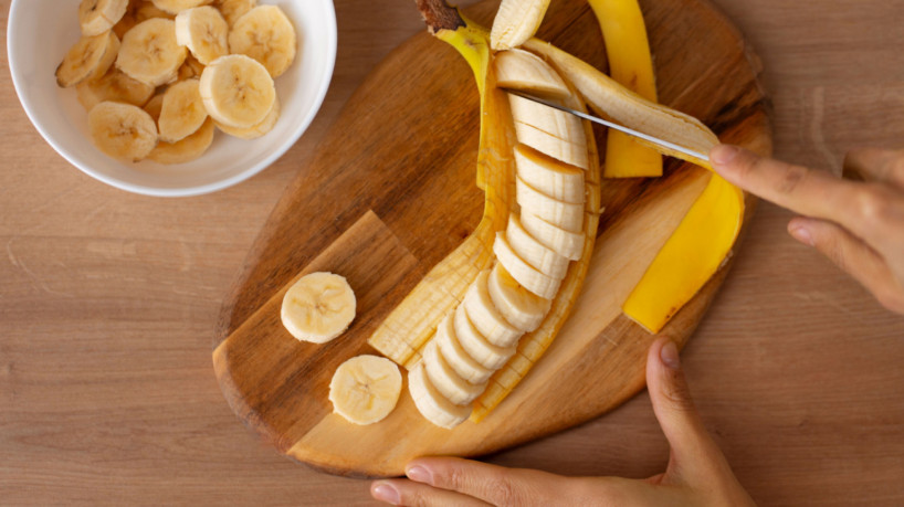 As bananas são ricas em triptofano, um aminoácido precursor da serotonina (Imagem: james benjamin | Shutterstock)