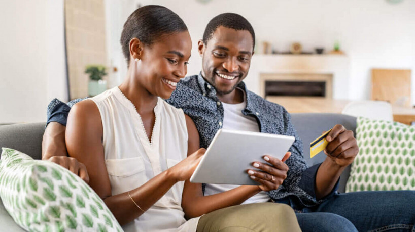 Existem diversas possibilidades de retorno financeiro por meio da internet (Imagem: Ridofranz | Shutterstock)