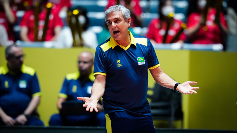 Técnico Zé Roberto Guimarães no jogo Brasil x Argentina pelo Pré-Olímpico de vôlei feminino