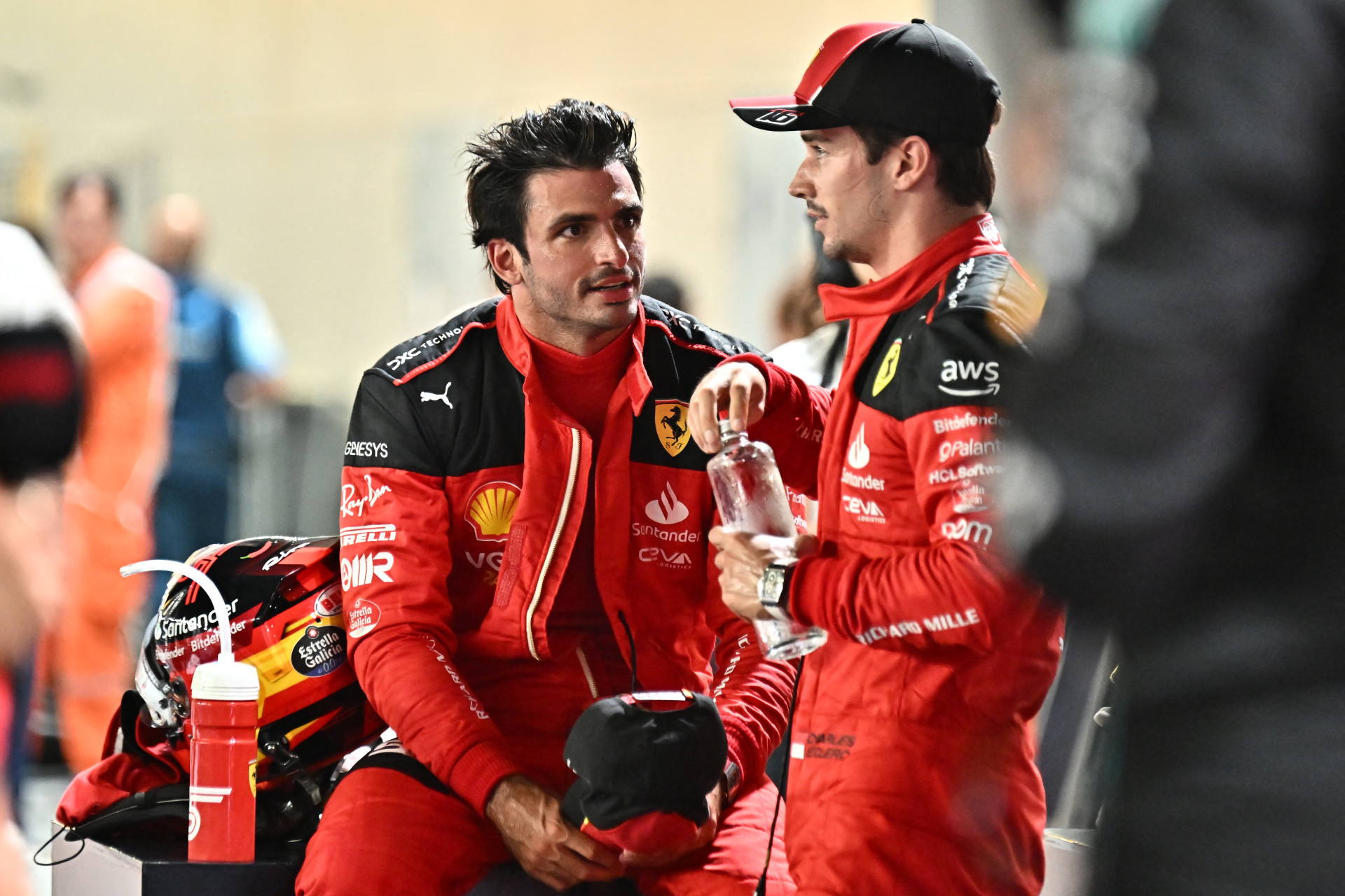 Carlos Sainz e Charles Leclerc, pilotos da Ferrari, disputaram posição na Sprint do GP da China (Foto: Lillian SUWANRUMPHA / AFP)