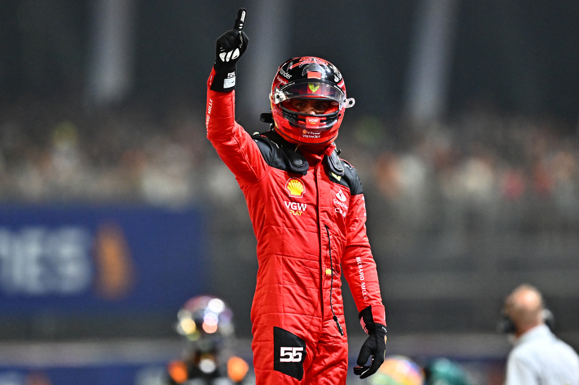 Sainz larga na pole do GP da Singapura e Verstappen fica fora do