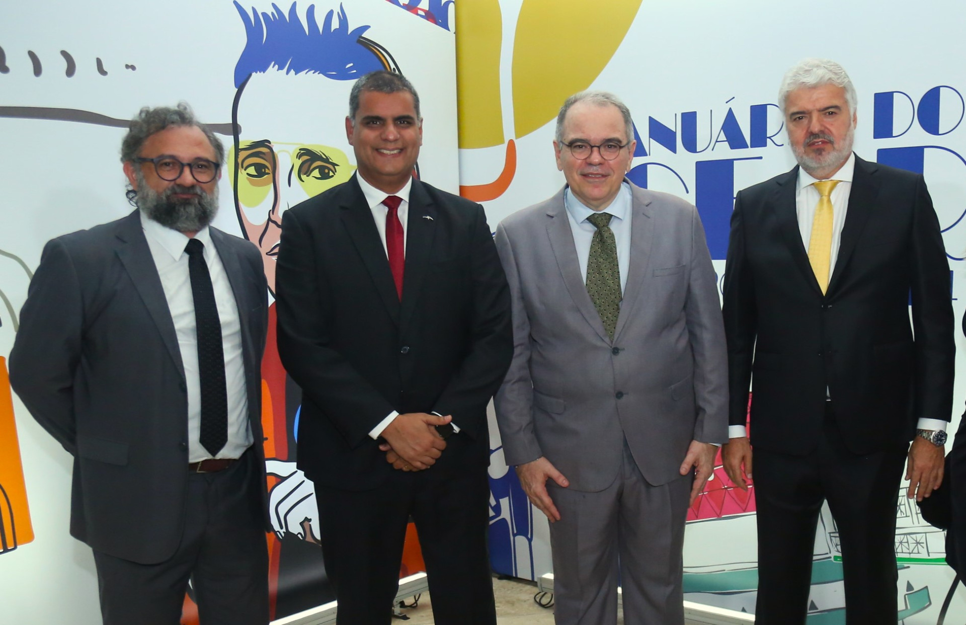 ￼Jocélio Leal, editor geral do Anuário do Ceará; Erick Torres, CEO da ArcelorMittal Pecém; Dummar Neto, presidente executivo do GCOP; e André Azevedo, diretor administrativo-financeiro da Fundação Demócrito Rocha