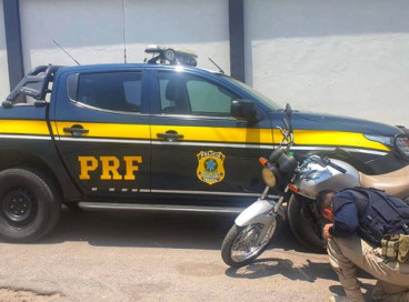 Um motorista com sinais de embriaguez foi preso em flagrante pela Polícia Rodoviária Federal (PRF) por conduzir uma motocicleta adulterada em Brejo Santo 