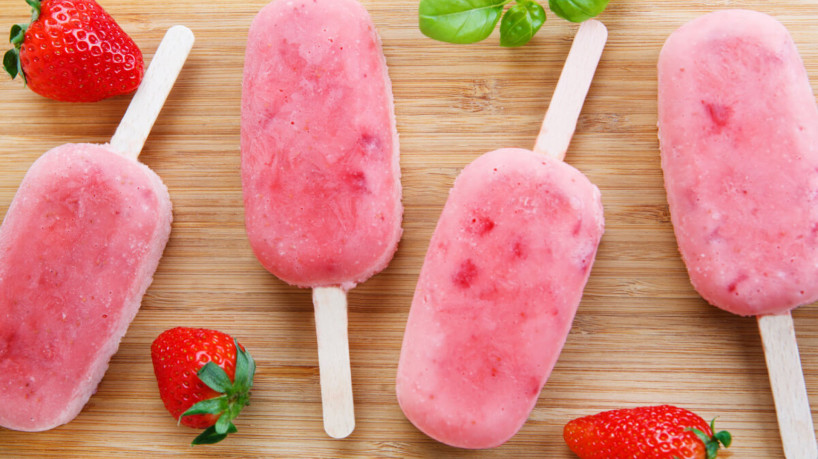 Picolé de iogurte com morango (Imagem: Irina Wilhauk | Shutterstock)