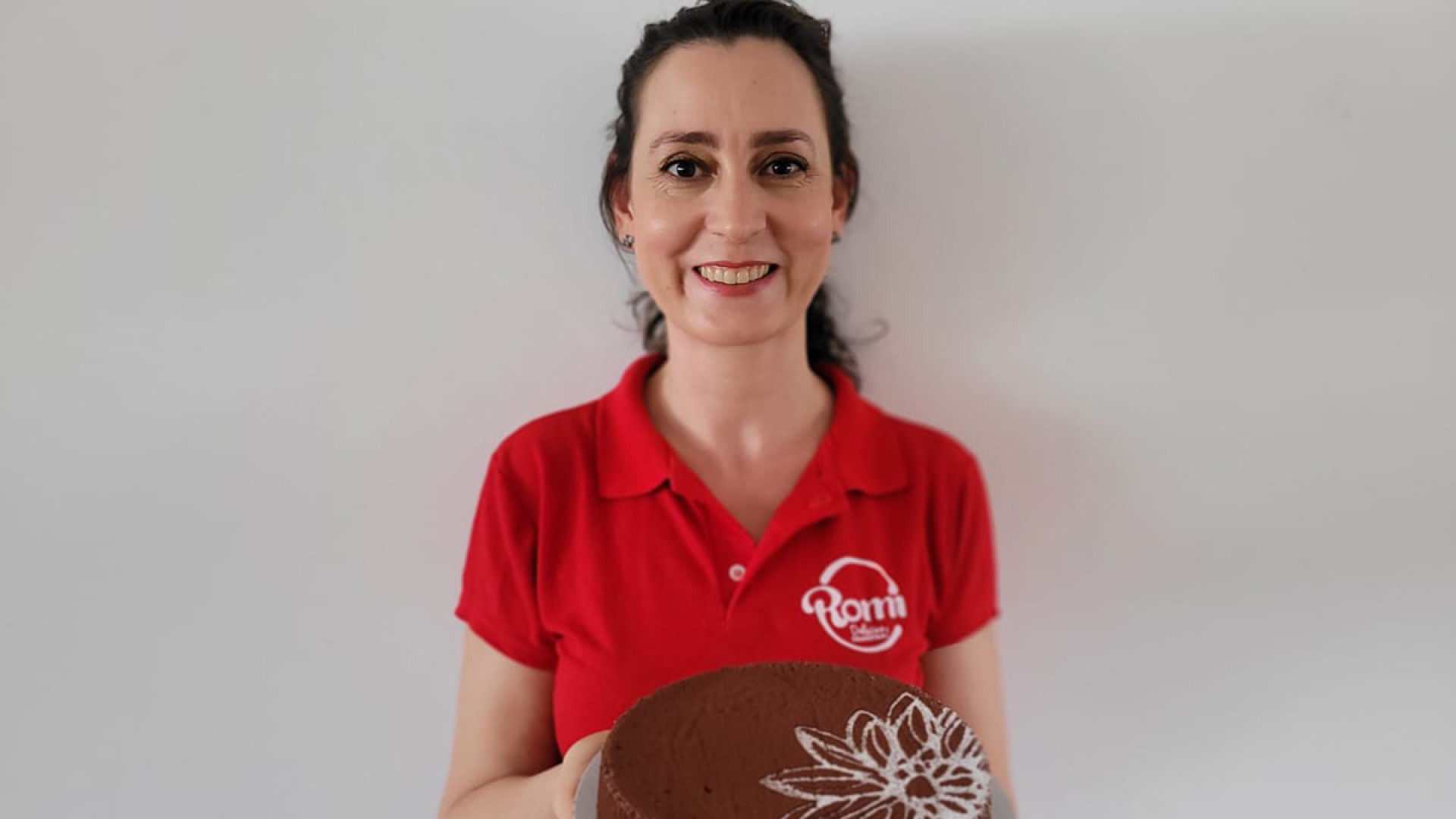 Romina e seu bolo Capri feito com chocolate 70%, produzido no Cear&aacute;